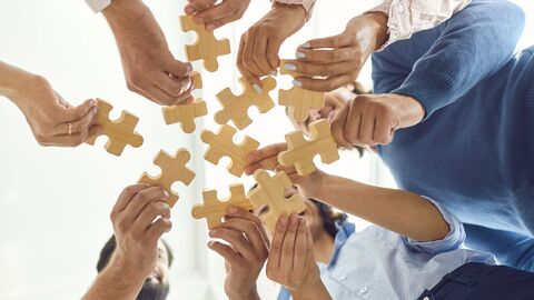 Kooperationen Hände setzen Puzzleteile zusammen