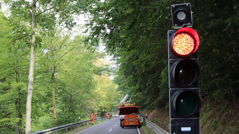 Rote Ampel auf einer Straße