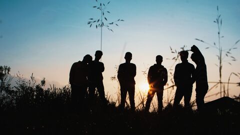 Dein Jahr für die Natur Silhouette von Menschen in der Natur