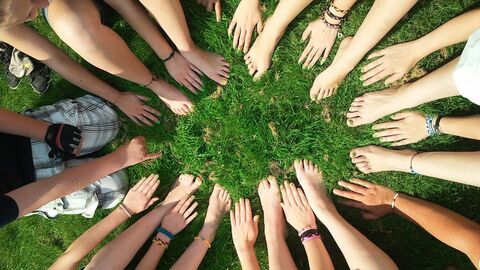 Team-Work Hände und Füße bilden einen Kreis