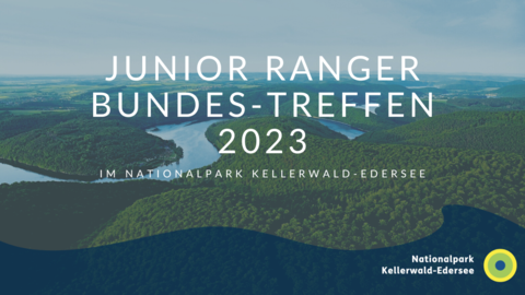 Der Hintergrund zeigt den Nationalpark, im Vordergrund steht der Titel des YouTube-Videos: Junior Ranger Bundes-Treffen 2023