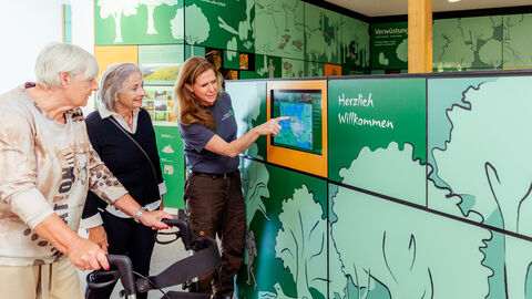 Personen bekommen in KellerwaldUhr etwas erklärt