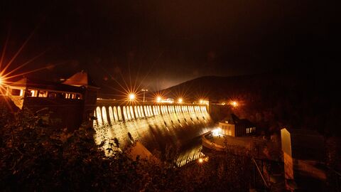 Sperrmauer bei Nacht