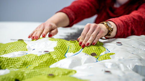 Hände ertasten Ausstellunsgmodell