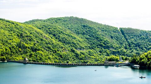 Sperrmauer mit vollem Edersee