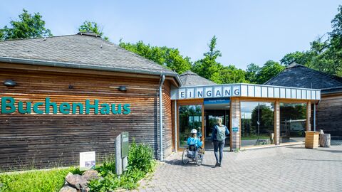 Eingang zum BuchenHaus Zwei Personen nähern sich dem Eingang zum Buchenhaus