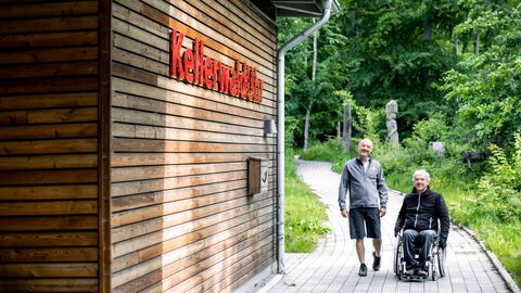 Barrierefreier Besuch der KellerwaldUhr Zwei Personen neben der KellerwaldUhr