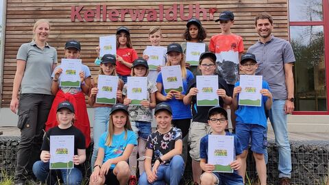 Ernennung zu Junior-Ranger*innen Kinder halten Zertifikate hoch
