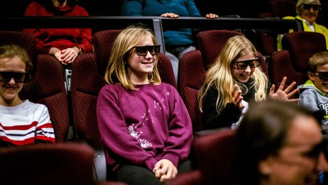Kinder sitzen im Kino