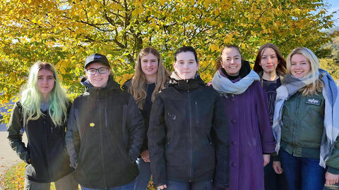 Freiwillige Gruppenbild mit mehreren Menschen