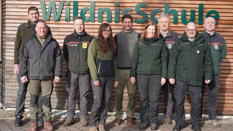 Waldbesitzer der Nationalpark-Region (v.l.n.r.): Bernd Schenk, Marcel Knoche und Marco Enders (Nationalparkverwaltung), Sally Retz (Kommunalwald Waldeck-Frankenberg GmbH), Nationalparkleiter Manuel Schweiger, Francesca Zahnreich (Bundesforstbetrieb Schwarzenborn), Eberhard Leicht (Forstamt Burgwald), Peter Mann (Bundesforstbetrieb Schwarzenborn) sowie Jörg Reinl (Forstamt Burgwald) haben sich in der WildnisSchule zum Thema Verkehrssicherung beraten und ein einheitliches Vorgehen beschlossen Gruppenfoto: Waldbesitzer der Nationalpark-Region (v.l.n.r.): Bernd Schenk, Marcel Knoche und Marco Enders (Nationalparkverwaltung), Sally Retz (Kommunalwald Waldeck-Frankenberg GmbH), Nationalparkleiter Manuel Schweiger, Francesca Zahnreich (Bundesforstbetrieb Schwarzenborn), Eberhard Leicht (Forstamt Burgwald), Peter Mann (Bundesforstbetrieb Schwarzenborn) sowie Jörg Reinl (Forstamt Burgwald) haben sich in der WildnisSchule zum Thema Verkehrssicherung beraten und ein einheitliches Vorgehen beschlossen