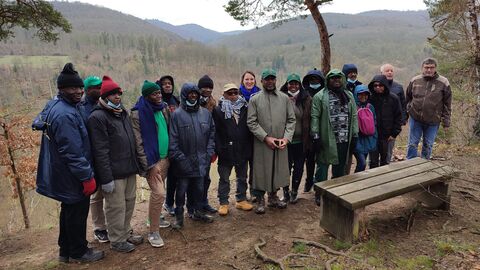 Mehrere Menschen stehen zusammen in der Natur
