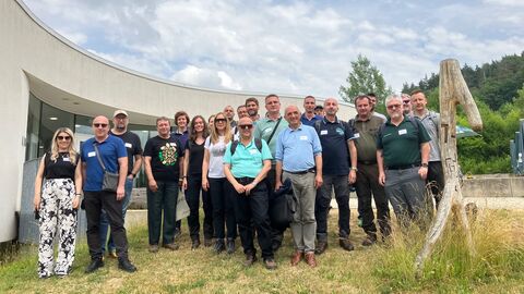 Mehrere Personen stehen für ein Gruppebild vor dem NationalparkZentrum Kellerwald