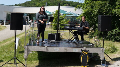 Bühne mit Sängerin und Keyboad-Spieler