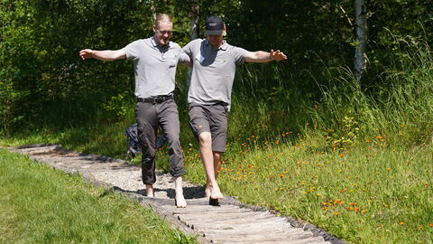 Zwei Personen testen den Barfußpfad