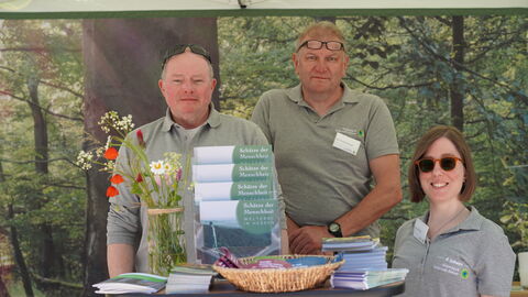 Personen stehen am Messestand des Nationalparks