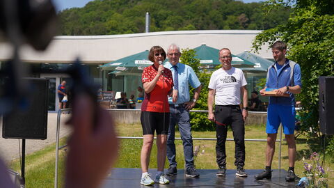 Ministerin Hinz hält ihre Rede auf einer Bühne