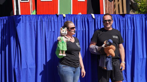 Zwei Personen mit Handpuppen