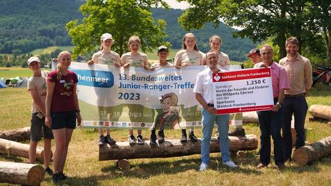 Gruppenfoto mit Junior Ranger, Nationalparkleiter, Vorsitzender des Fördervereins für den Wildtierpark und Vertreter der Sparkasse