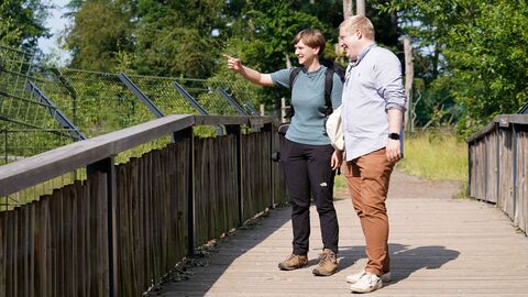 Zwei Personen stehen auf einer Brücke im Wildtierpark Edersee.