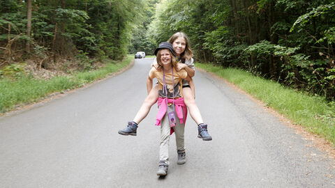 Ein Kind nimmt ein andere Kind Huckepack