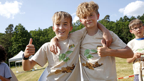 Zwei Kinder umarmen sich