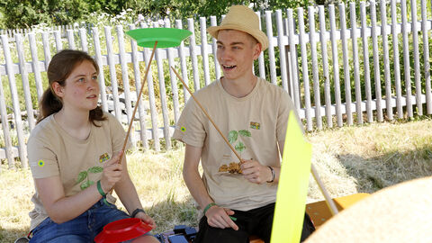 Kinder spielen ein Spiel im Freien
