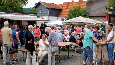 Zahlreiche Menschen sind auf einem Festgelände