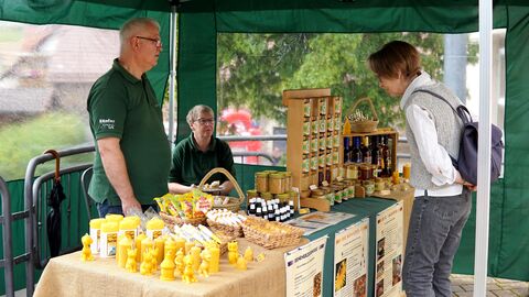 Verkausstand mit Produkten aus Bienenhonig und Bienenwachs