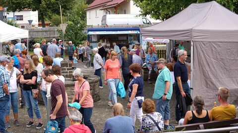 Zahlreiche Menschen sind auf einem Festgelände