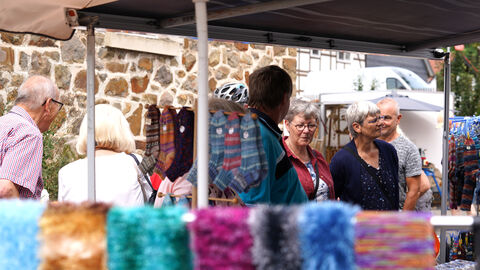 Menschen besuchen einen Verkaufsstand