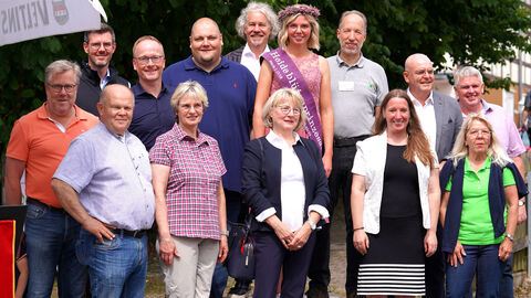 Gruppenfoto mit mehreren Menschen