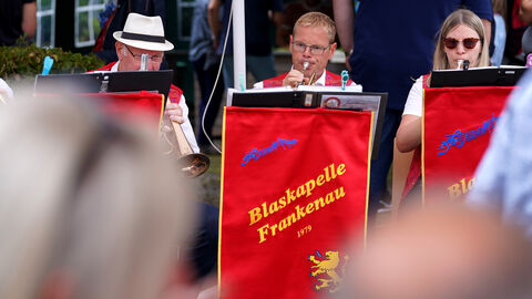 Mehrere Menschen spielen Trompete