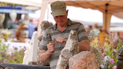 Steinmetz bei der Arbeit