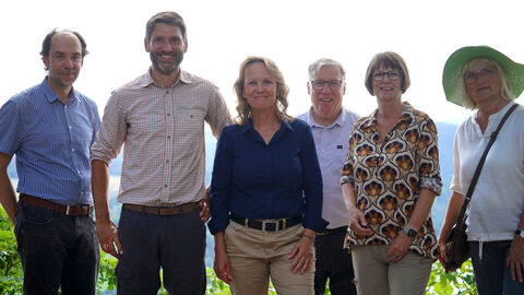 Gruppenfoto mehrerer Personen in der Natur