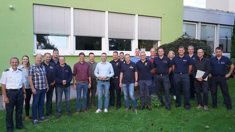 Gruppenfoto mit den Teilnehmenden an der Besprechung zum Waldbrandkonzept