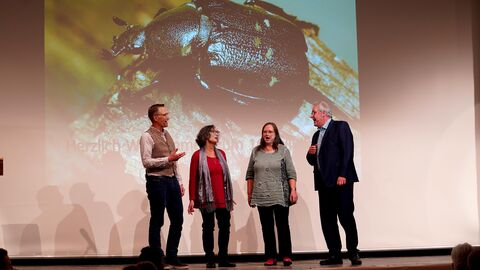 Vier Personen singen auf einer Bühne