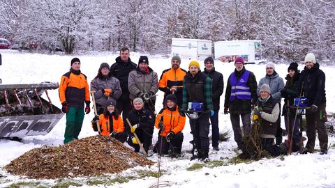 Gruppenbild der beteiligten Personen an der Pflanzaktion