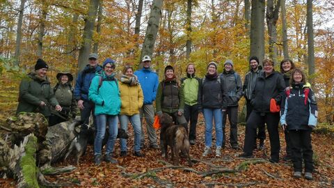Gruppenfoto mit mehreren Personen im Wald