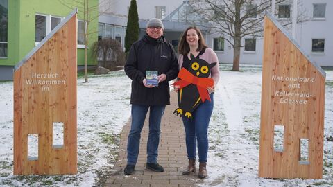 Zwei Personen präsentieren den neuen Veranstaltungskalender 2024