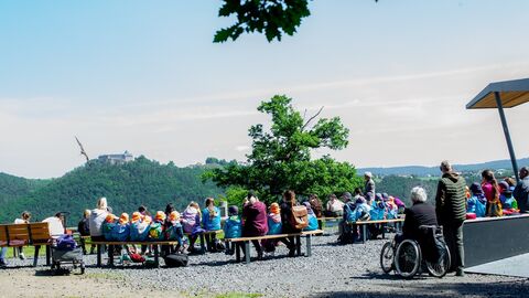 Publikum schaut sich die Flugschau im WildtierPark Edersee an