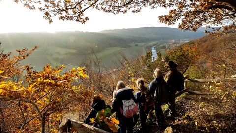 Bild mit Wanderern auf der Aussichtsplattform am Hagenstein