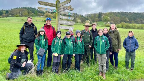 Gruppenfoto der Junior Ranger mit US Ranger, US Generalkonsul und Nationalparkleiter Schweiger