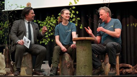 20 Jahre Nationalpark Kellerwald-Edersee Gespräch zwischen Rangern auf der Bühne