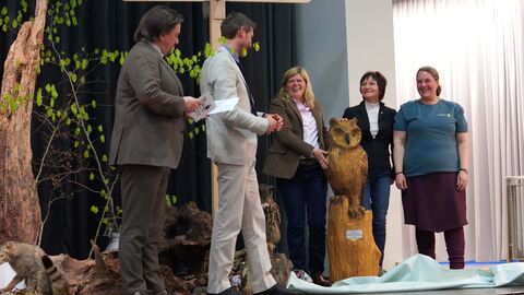 20 Jahre Nationalpark Kellerwald-Edersee Förderverein übergibt Eule aus Holz als Geschenk an Nationalparkleiter