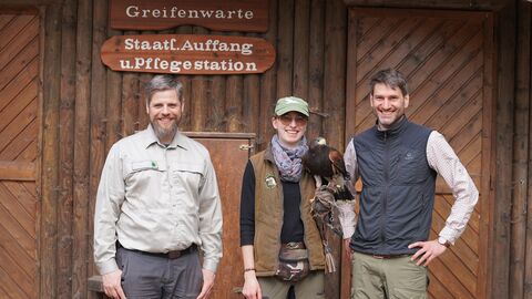Gruppenbild mit dem Leiter des Wildtierparks Tobias Rönitz, Falknerin Jana Zulauf und Nationalparkleiter Manuel Schweiger