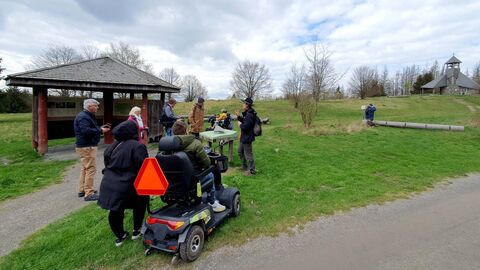 Barrierefreies Reisen: Auf dem nach „Reisen für Alle“ zertifiziertem Weg zur Quernstkapelle machten sich internationale Medienvertreter ein Bild vom barrierefreien Angebot des Nationalparks Kellerwald-Edersee.  Mehrere Personen stehen mit einem Ranger an der Quernstkapelle