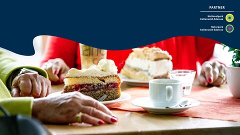 Partnerbetriebe Bild von Kaffeetisch mit Logo der Nationalparkpartner und Naturparkpartner