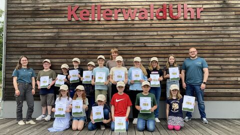 Junior Ranger Die betreuende Nationalpark-Rangerin Alisa Fischer (links) und Abteilungsleiter Jens Knopf (rechts) überreichten am vergangenen Mittwoch die Urkunden an die Kinder.