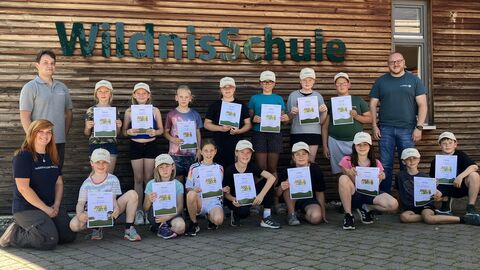 Junior Ranger 15 Viertklässlerinnen und Viertklässler vor der WildnisSchule